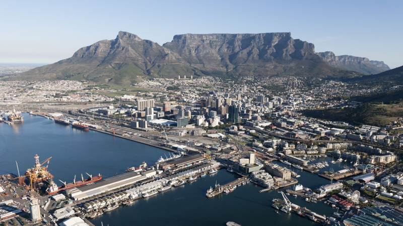 СМИ: флаг России над крепостью в Кейптауне вызвал удивление жителей