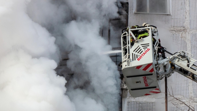 Сотрудники МЧС спасли мужчину, из горящего здания во Владивостоке