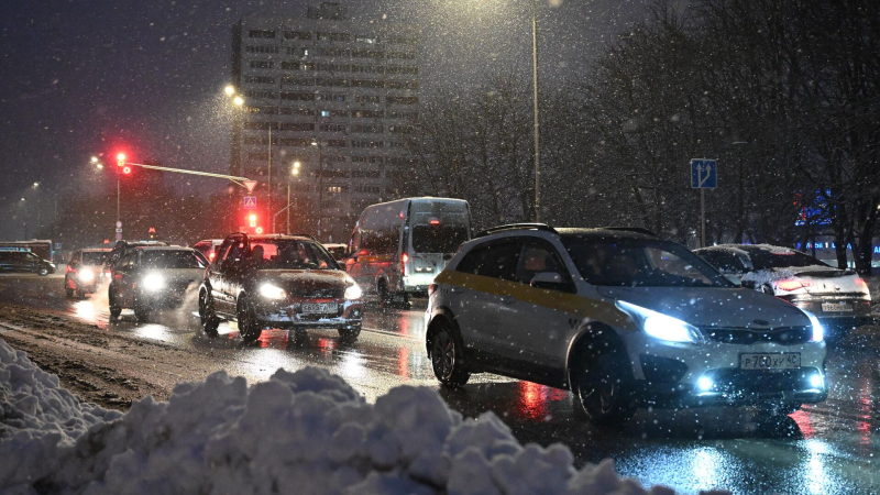 Такси в Москве на фоне снегопада подорожало более чем в два раза