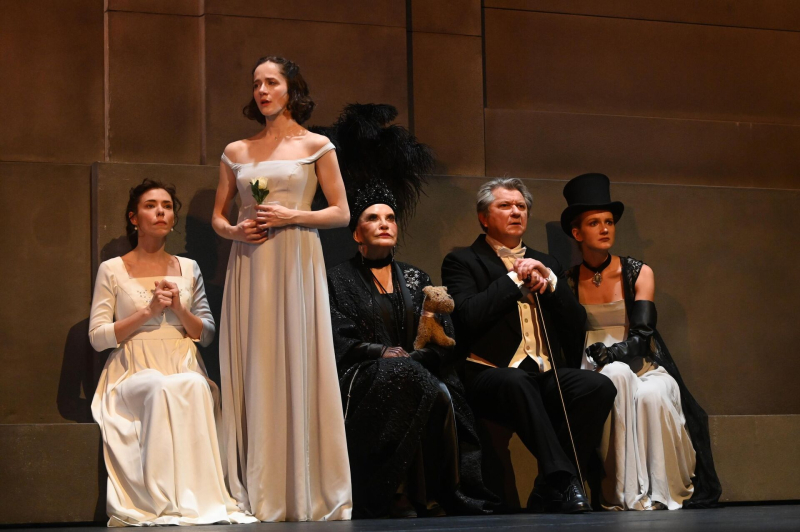 Театр Вахтангова начал гастроли в Дубае, билеты на "Войну и мир" раскуплены