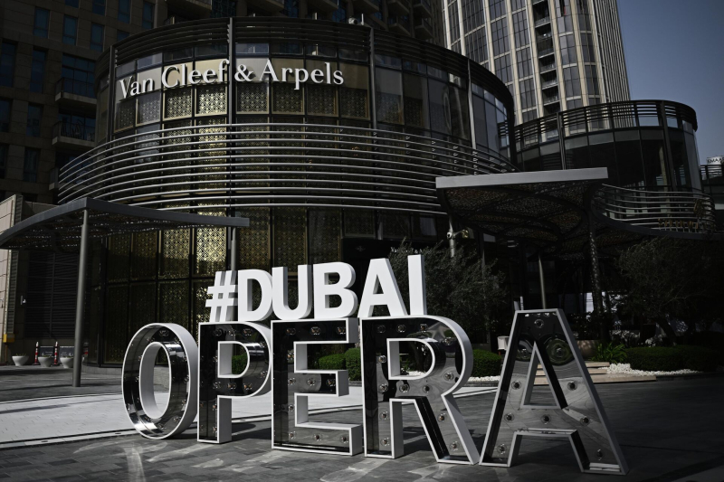 Театр Вахтангова начал гастроли в Дубае, билеты на "Войну и мир" раскуплены