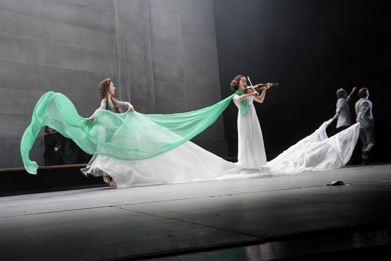 Театр Вахтангова начал гастроли в Дубае, билеты на "Войну и мир" раскуплены