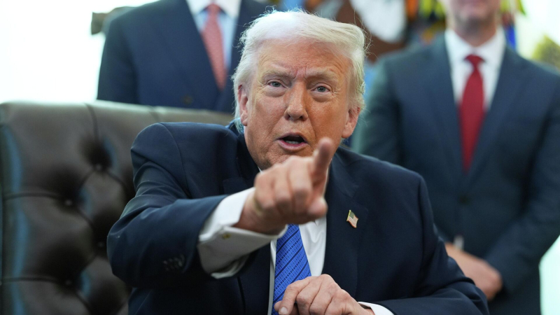 Трамп отказался отвечать на вопрос журналистки, назвав ее слишком громкой