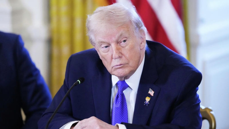 Трамп склоняется к военным ударам по Ирану, сообщили WSJ