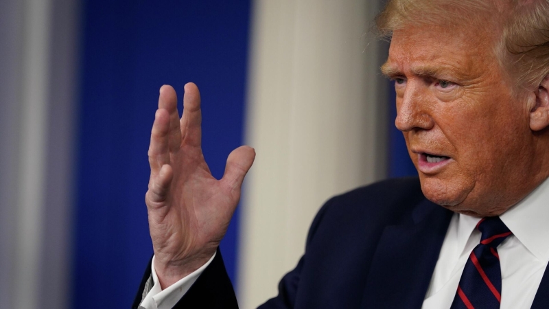 Трамп в шутку предложил журналистам несвежее молоко