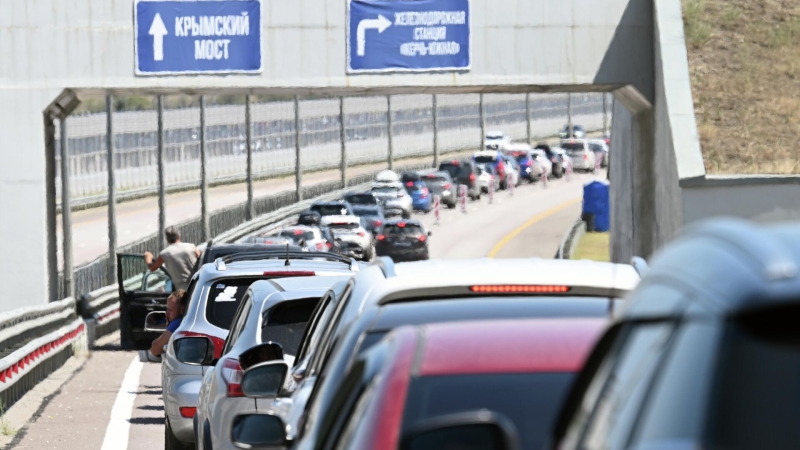 У Крымского моста образовалась очередь из почти 500 машин