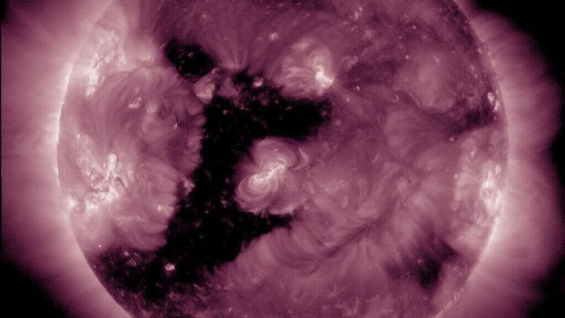 Ученые заметили на Солнце корональную дыру необычной формы