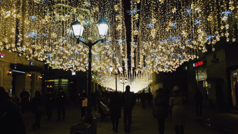 Украшения на улицах в Москве снижают уровень стресса, рассказала психолог