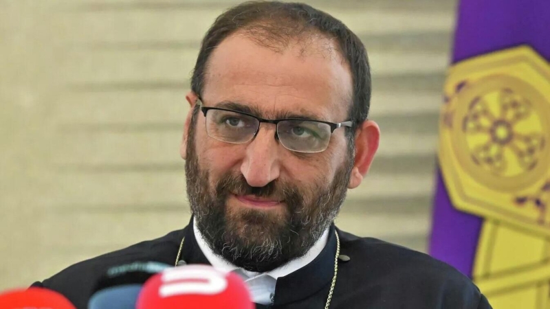 В Армении суд оставил под арестом архиепископа Аршака Хачатряна