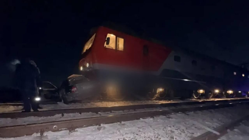 В ДТП с поездом и грузовиком в Омской области погиб человек