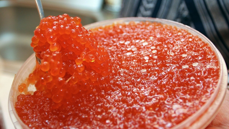 В Госдуме предложили усилить контроль за оборотом красной икры и елок