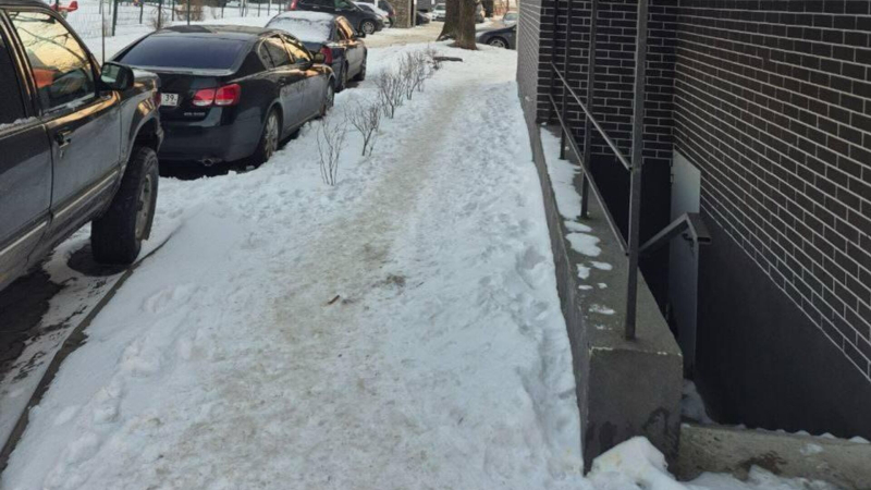 В Калининграде ребенок сломал позвоночник, поскользнувшись на льду во дворе