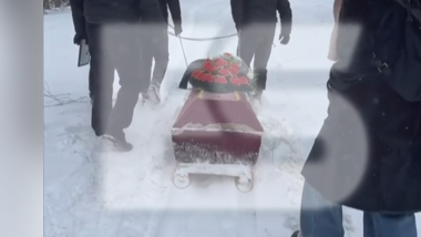 В Калуге объяснили, почему жители везли гроб на санях по нечищеной дороге