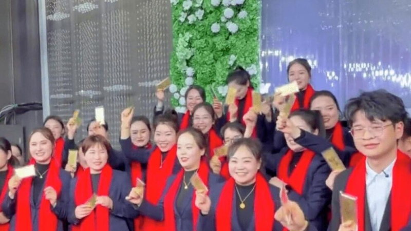 В Китае бизнесмен раздал всем сотрудникам слитки золота на корпоративе