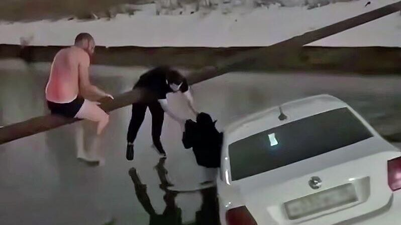 В Махачкале прохожие спасли женщину с ребенком из машины, слетевшей в канал