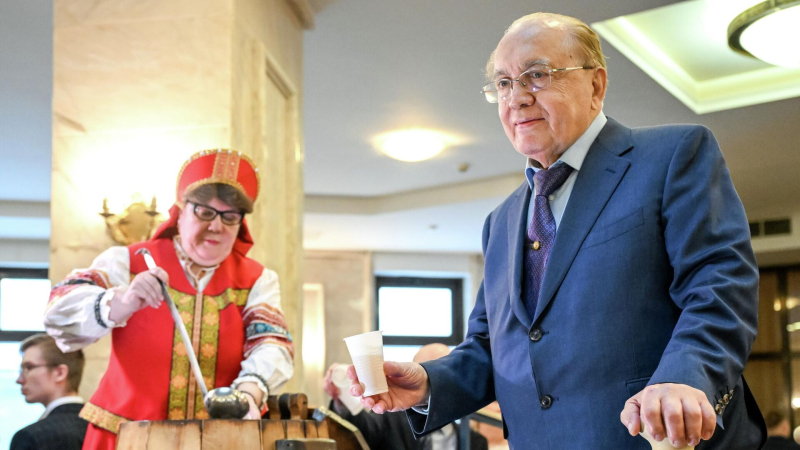 В МГУ прошла церемония розлива медовухи в честь Дня студента