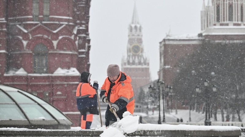 В Москве продолжаются работы по вывозу снега с улиц и дворов