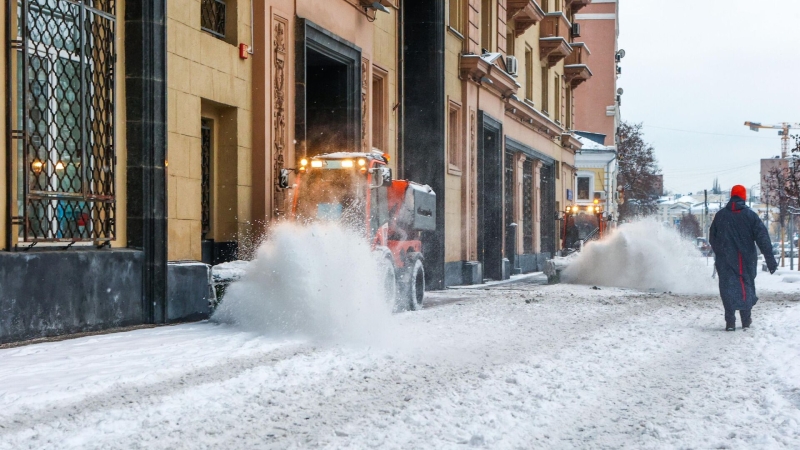 В Москве продолжаются работы по вывозу снега с улиц и дворовых территорий