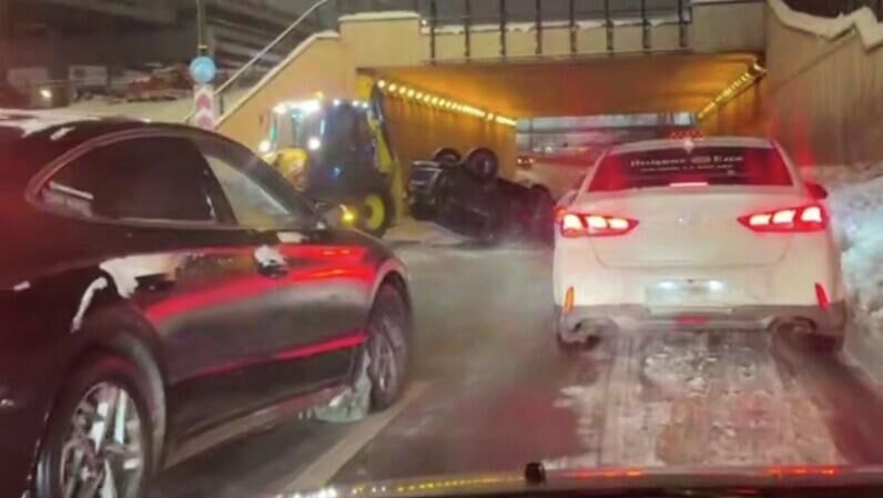 В Москве произошло ДТП с опрокидывание машины