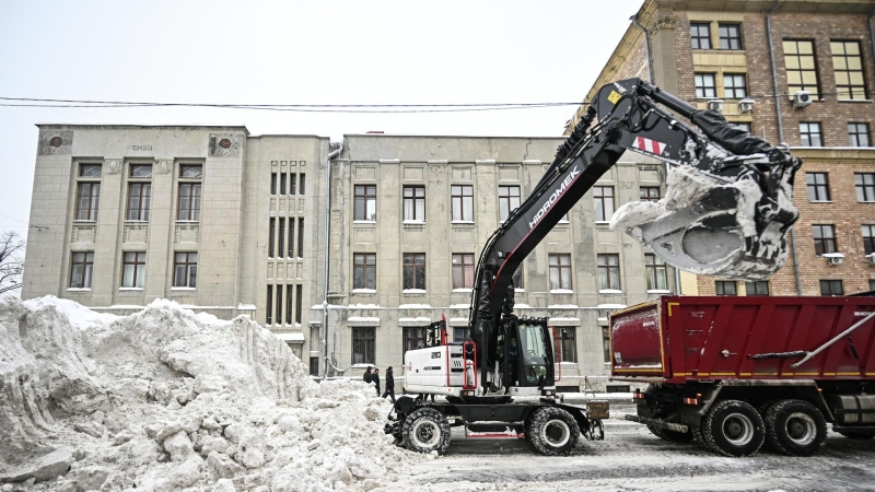 В Москве расчищают снежную гору на Миусской площади