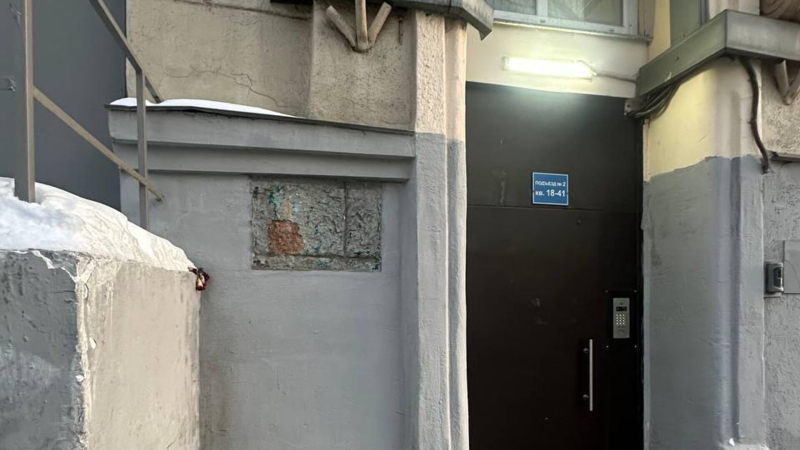 В Москве заменили разбитую табличку Политковской