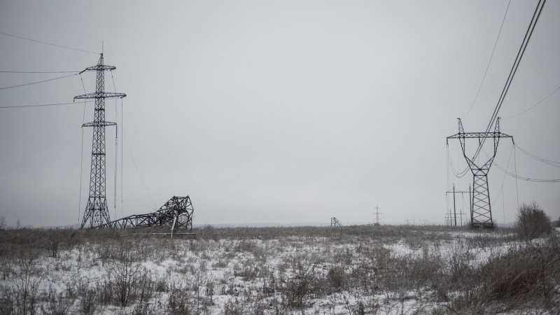 В Новгородской области устраняют аварию, которая оставила жителей без света