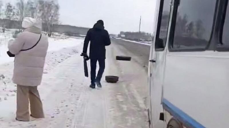 В Омской области у автобуса на ходу отвалились колеса