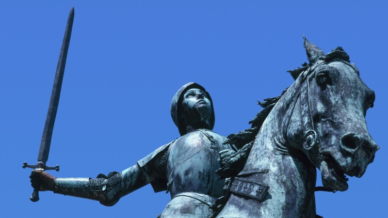 В Париже мужчина отломал и похитил меч конного памятника Жанне д'Арк