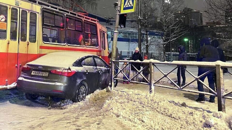В Петербурге трамвай столкнулся с автомобилем