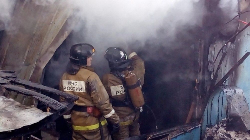 В Петропавловске-Камчатском загорелся частный деревянный дом