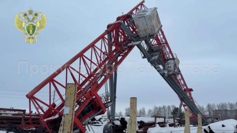 В Татарстане 63-летняя работница выжила при падении крана