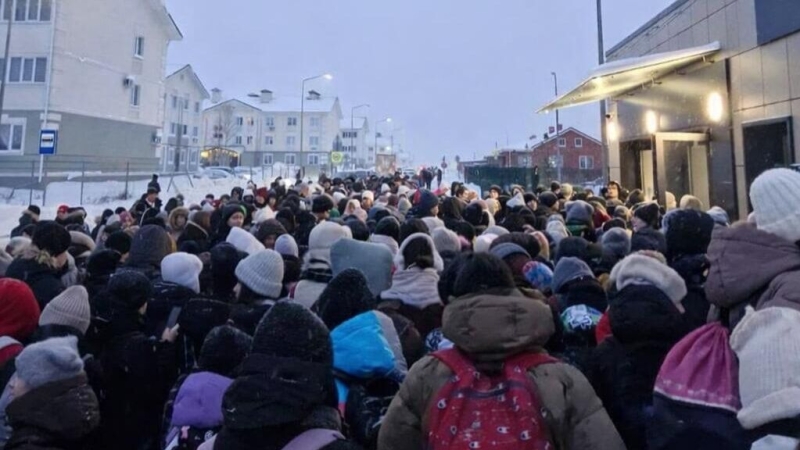 В Татарстане объяснили очередь в лицее, где ребенка перекинули через забор