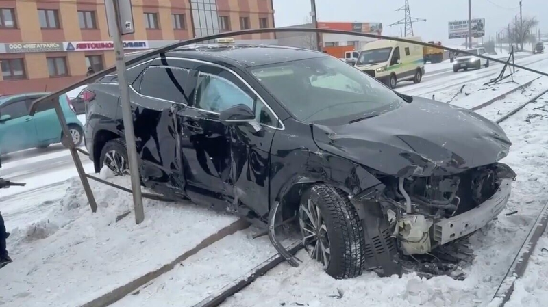 В Улан-Удэ автомобиль сбил двух людей на трамвайной остановке