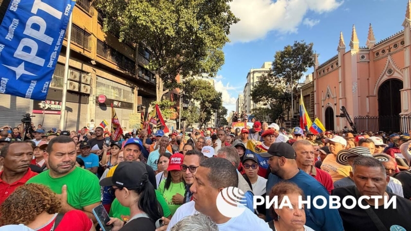 Венесуэльцы собрались у президентского дворца с требованием вернуть Мадуро