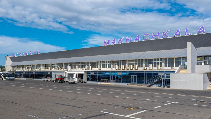 Восемь рейсов в Махачкалу перенаправлены на запасные аэродромы из-за тумана