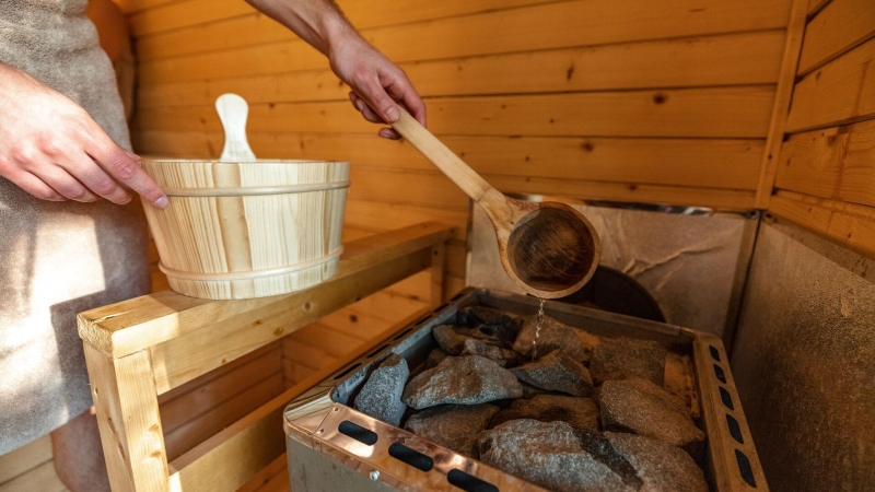 Врач предупредил об опасности прыжков в сугроб после бани