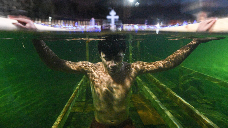 Врач рассказал, как не заболеть после купания в проруби