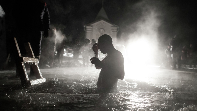 Врач рассказал, кому нельзя окунаться в прорубь на Крещение