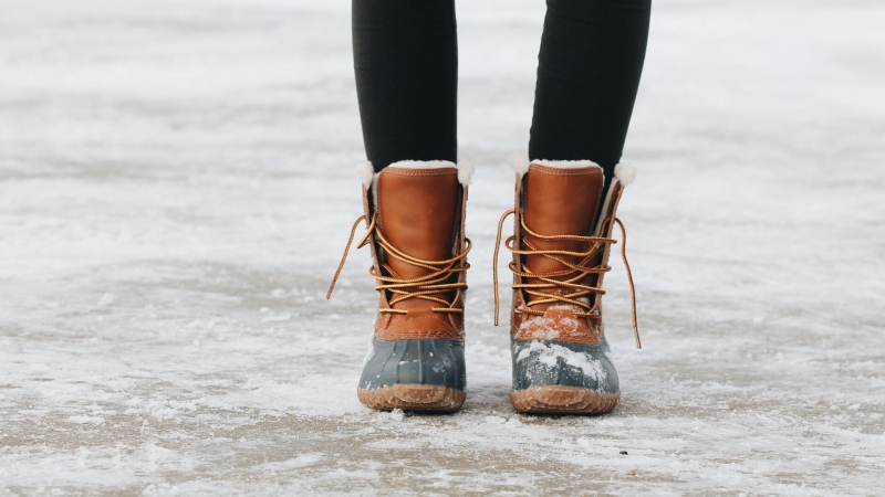 Врач рассказала, какую обувь опасно носить зимой
