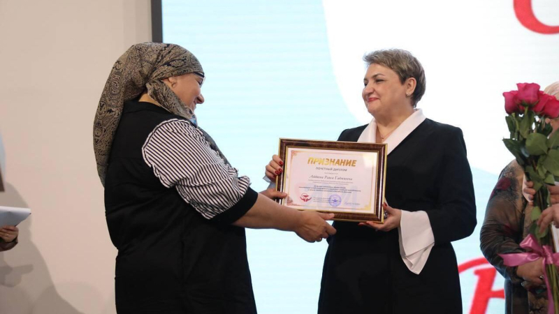 Жительница Дагестана, получившая звание "Мать-героиня", работает акушеркой