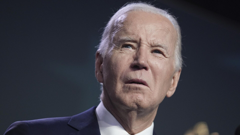 Байден в 2021 году в тревоге звонил Путину из-за Украины, пишет Guardian