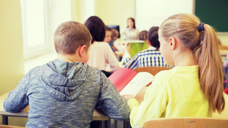 Депутаты предложили ввести норму не меньше одного психолога на 300 учеников