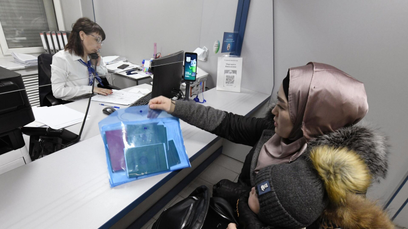 Детей мигрантов могут обязать в 18 лет выехать из России