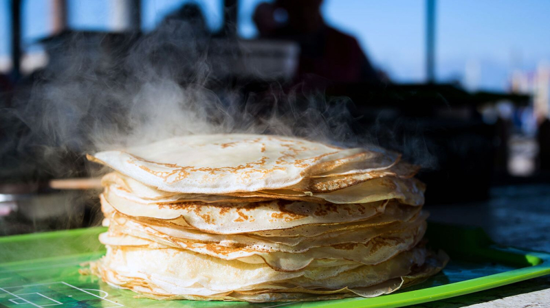 Диетолог рассказала, кому нельзя есть блины