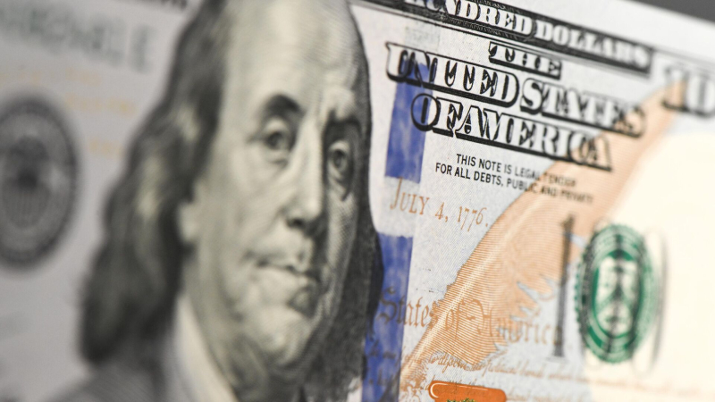 Доллар ускорил снижение к мировым валютам