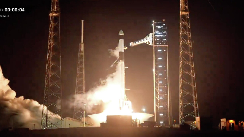 Экипаж Crew Dragon с Федяевым перешел на борт МКС