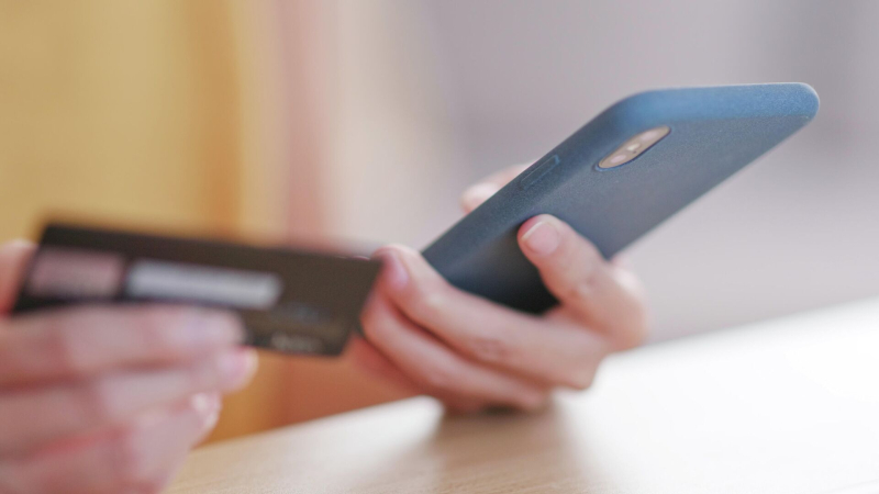 Эксперт посоветовал завести отдельную банковскую карту для онлайн-покупок
