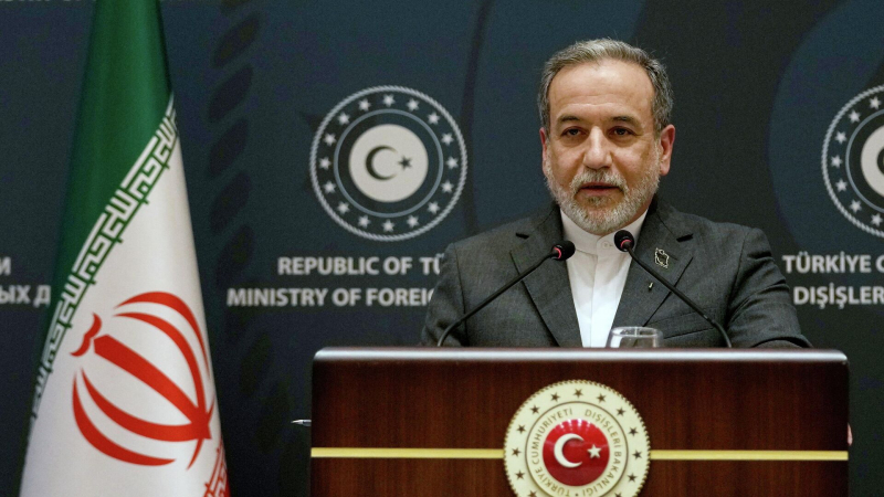 Глава МИД Ирана обсудил с Гросси переговорный процесс с США