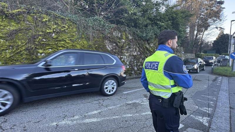 Глава МИД Ирана проводит переговоры с Гросси, пишут СМИ