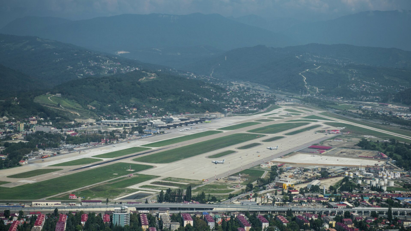 Из-за ограничений в аэропорту Сочи 11 рейсов ушли на запасные аэродромы